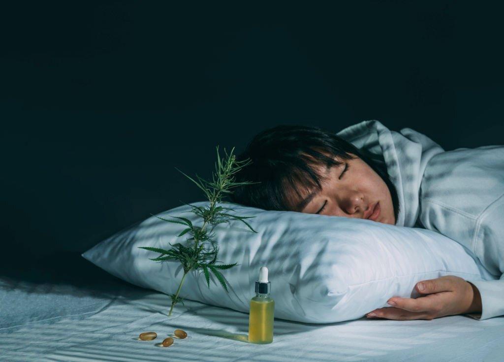 The Best Essential Oil Scents for a Good Night's Sleep - Smellebrate!